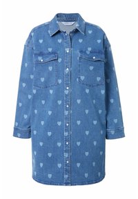 Hellblaue Jeanshemd mit Herzmuster. Verfügt über zwei Brusttaschen, Knopfleiste und lange Ärmel mit verstellbaren Manschetten.