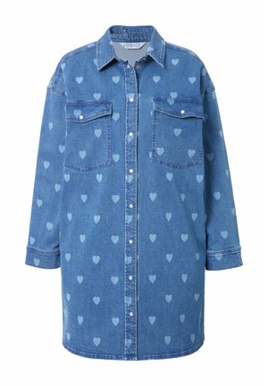 Chemise en jean bleu clair avec un motif de cœurs. Dispose de deux poches poitrine, fermeture à boutons sur le devant et manches longues avec poignets ajustables.