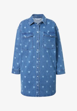 Camisa de mezclilla en azul claro con un patrón de corazones. Presenta dos bolsillos en el pecho, cierre de botones y mangas largas con puños ajustables.