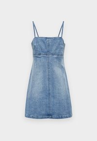 Denimkjole i lys blå, uten ermer med tynne stropper, tettsittende bh og utsvingt skjørt, med vertikale sømmer og en rett falm.
