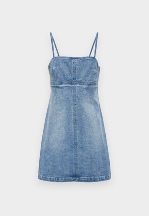 Denim obleka v svetlo modri barvi, brez rokavov z tankimi naramnicami, prilegajoč top ter razširjen krilo, ki vključuje vertikalne šive in ravno robno črto.