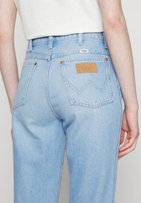 Wrangler WILD WEST - Calças de ganga de perna direita - crystal ice