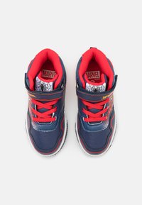 Mørkeblå sneakers med røde detaljer, med borrelåg, Spider-Man grafikk og teksturert skinnfinish. Hvite gummisåler.