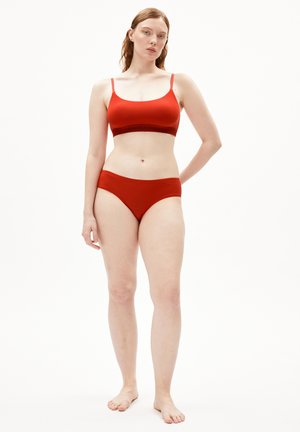 Rode bralette en bijpassende hipster ondergoedset. De stof is glad met een matte afwerking. Bevat dunne bandjes en een brede tailleband met tekst.