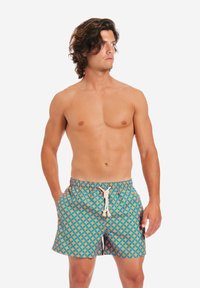 Blaue Schwimmshorts mit einem orangefarbenen geometrischen Muster, elastischem Bund mit Kordelzug und einer lässigen Passform.