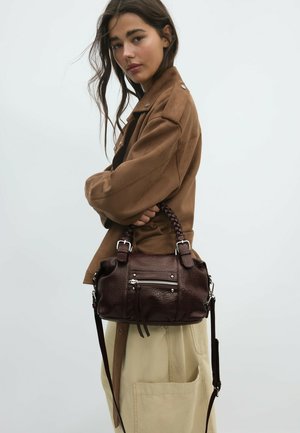 Stradivarius, BRAIDED HANDLE BOWLING BAG - Kabelka - dark brown