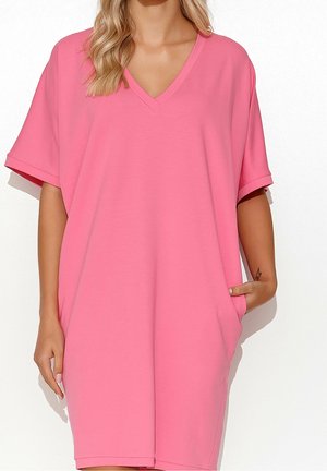 Różowa, luźna sukienka z dekoltem w serek, z krótkimi rękawami, wykonana z miękkiej tkaniny. Posiada boczne kieszenie i swobodny krój. Gładki wzór, bez nadruków.