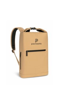 Mochila beige con un diseño minimalista, que cuenta con un asa superior, correas ajustables, un bolsillo delantero con cremallera y una textura suave y resistente al agua.