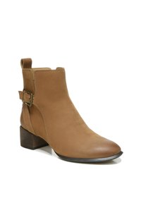 Brauner Leder-Stiefel knöchelhoch mit einer runden Zehenpartie, dezenten Nähten und einem Seitenriemen mit einer Metallschnalle. Holzblockabsatz. Glatte Textur.