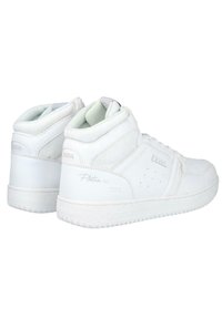 Zapatillas blancas de caña media, hechas de cuero suave con parte superior texturizada, que presentan perforaciones y un talón reforzado, logo de la marca y suela de goma.