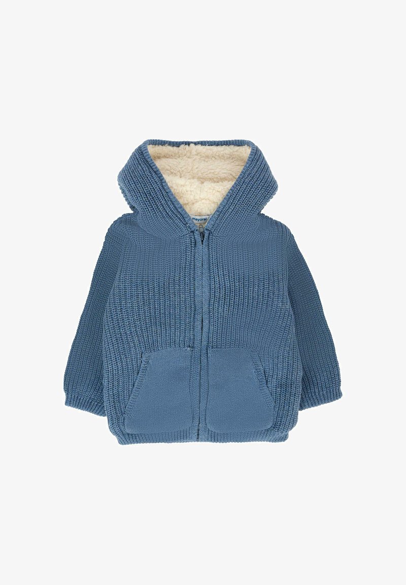 Felpa blu lavorata a maglia con zip frontale, ampie tasche e un morbido rivestimento in pile color crema nella cappuccio. Rifinitura esterna testurizzata.