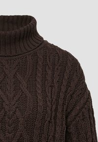 Dunkelbrauner Kabelstrickpullover mit hohem geripptem Rollkragen. Verfügt über strukturierte Muster mit markanten horizontalen und vertikalen Linien.
