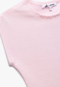 Jasnoróżowa bawełniana koszulka z okrągłym dekoltem i krótkim rękawem. Prosty wzór, gładka faktura i metka wszyta w szyję.