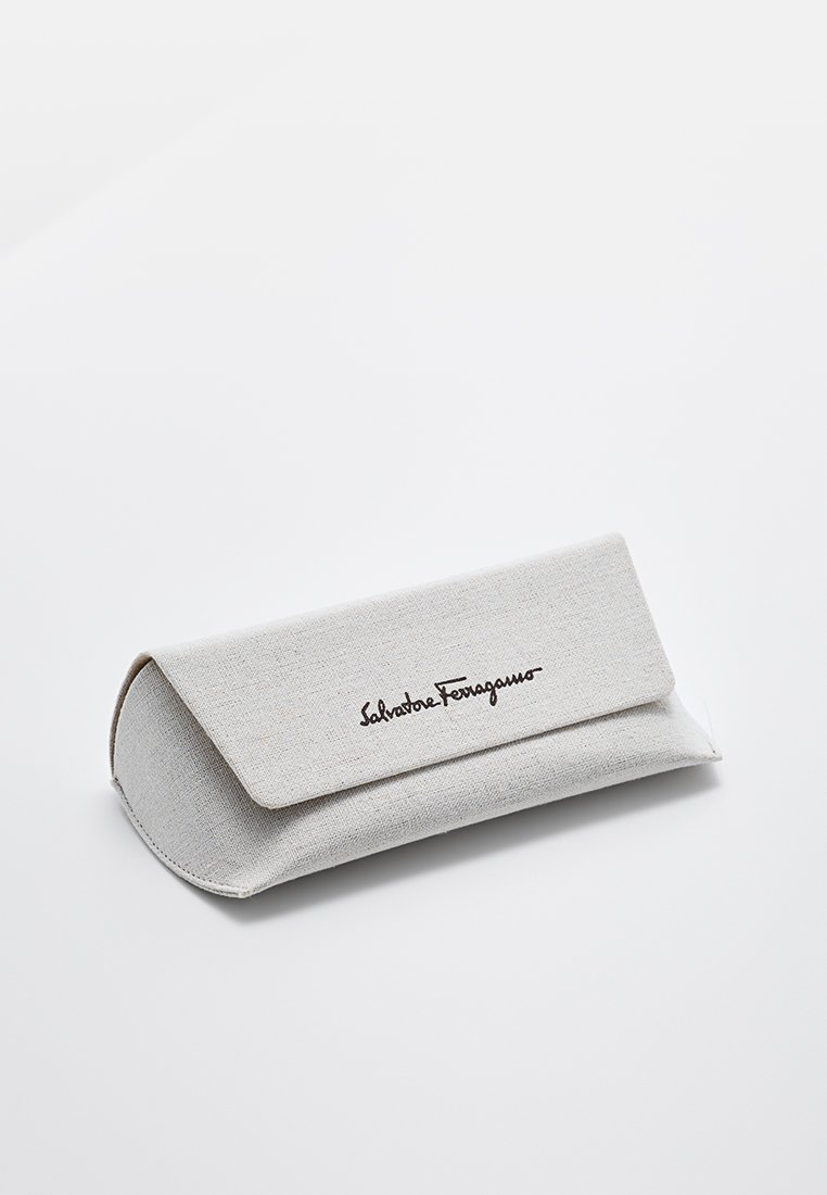 Estuche para gafas de tela gris con solapa plegable y el logo "Salvatore Ferragamo" en marrón. Textura suave, forma rectangular.