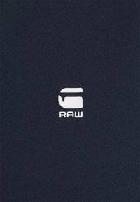 Marinefarbener Baumwoll-T-Shirt mit einem kleinen weißen Logo, auf dem "RAW." steht. Der Stoff hat eine glatte Textur und ein tailliertes Design.
