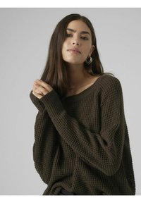 Brun strikket sweater med et struktureret mønster, løs pasform, bred halsudskæring og lange ærmer, med tykke mansjetter og en afslappet drapering.
