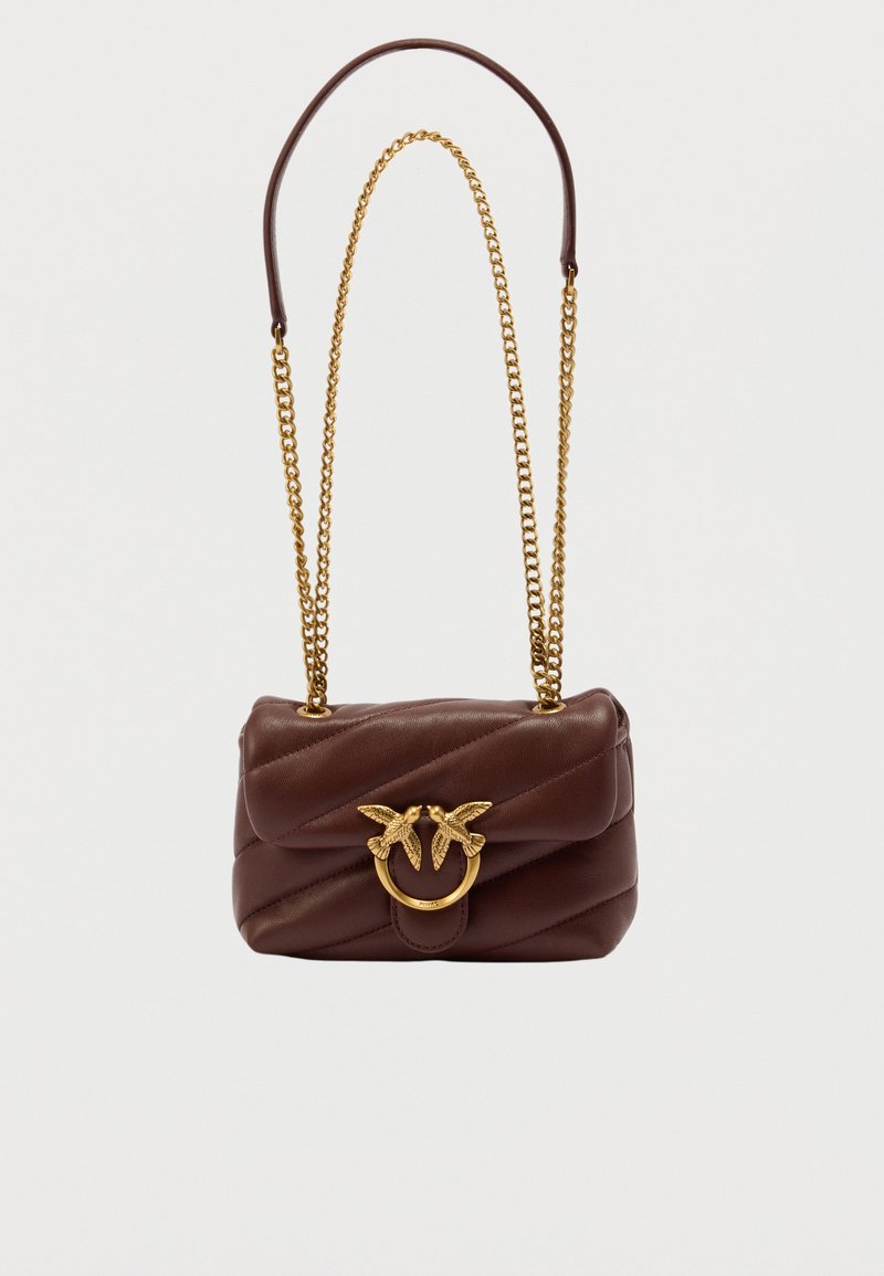 Καφέ δερμάτινη τσάντα ώμου με επένδυση καπιτονέ, χρυσή αλυσίδα λουρί και διακοσμητικό χρυσό κούμπωμα με δύο πουλιά που κοιτάζονται.