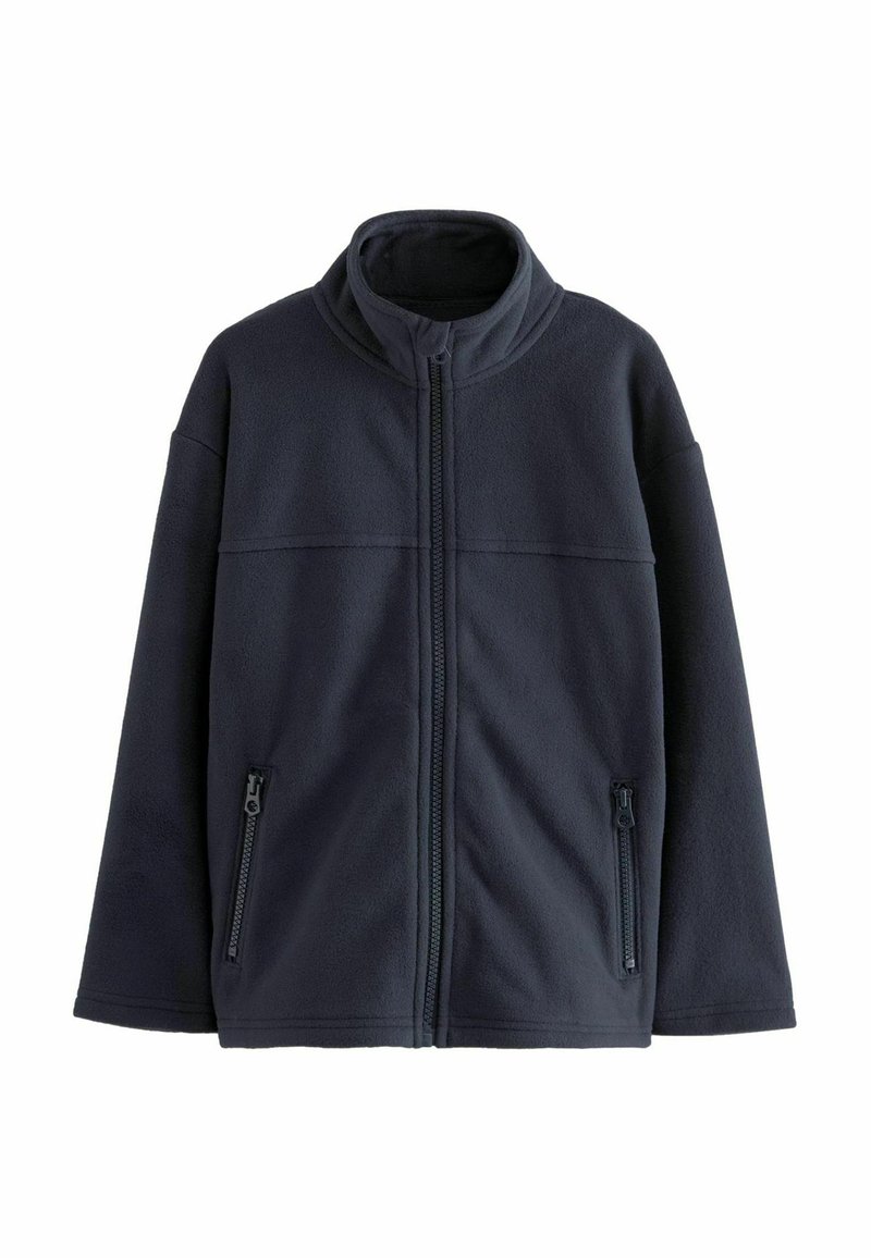 Giacca in pile di un blu navy scuro con colletto alto, zip frontale completa e due tasche laterali con zip. Texture liscia e vestibilità rilassata.