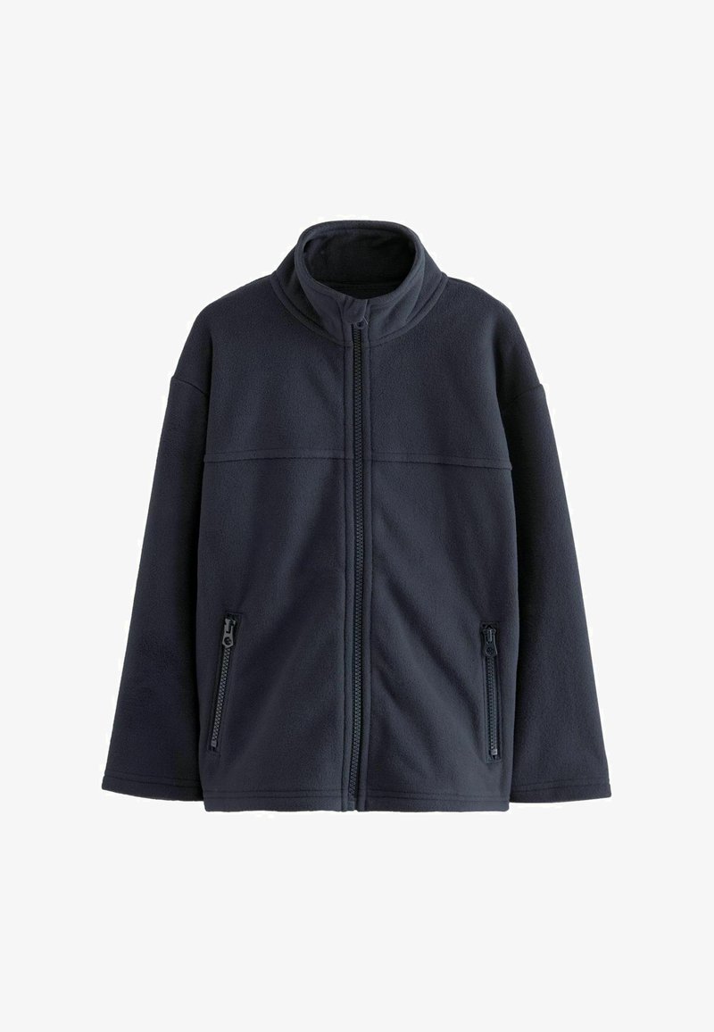 Giacca in pile di un blu navy scuro con colletto alto, zip frontale completa e due tasche laterali con zip. Texture liscia e vestibilità rilassata.