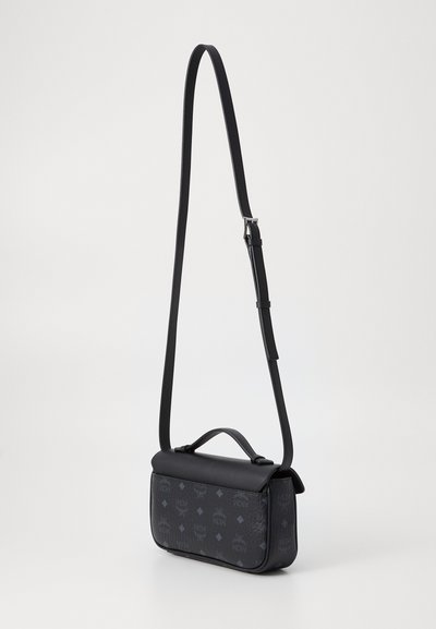 Borsa a tracolla nera in materiale liscio, con un motivo texturizzato e una tracolla removibile. Include una maniglia superiore e ha forma rettangolare.