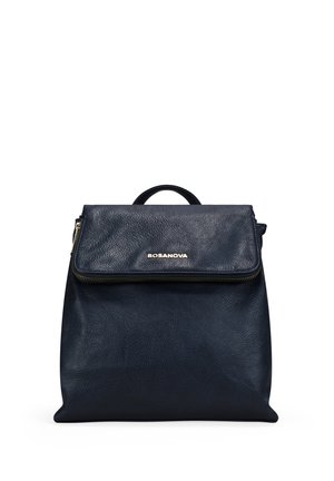 Mochila de cuero negro texturizado con asa superior, solapa con cremallera frontal y logo dorado "BOSANOVA".