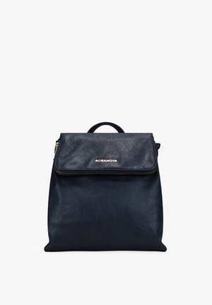 Mochila de cuero negro texturizado con asa superior, solapa con cremallera frontal y logo dorado "BOSANOVA".