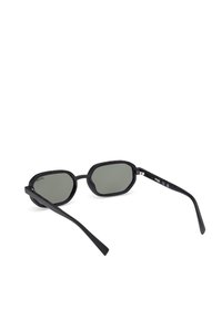 Occhiali da sole neri con montatura ottagonale, lenti grigie sfumate e aste nere eleganti. Marchio sottile sul lato e dettagli texture sulla montatura.