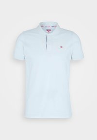 Polo bleu clair en coton, avec une patte de boutonnage à deux boutons, des manches courtes et un petit logo sur la poitrine gauche.