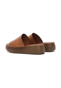 Sandali slide in pelle marrone con punta aperta e design senza schienale. La suola presenta un profilo curvo e testurizzato per il comfort.