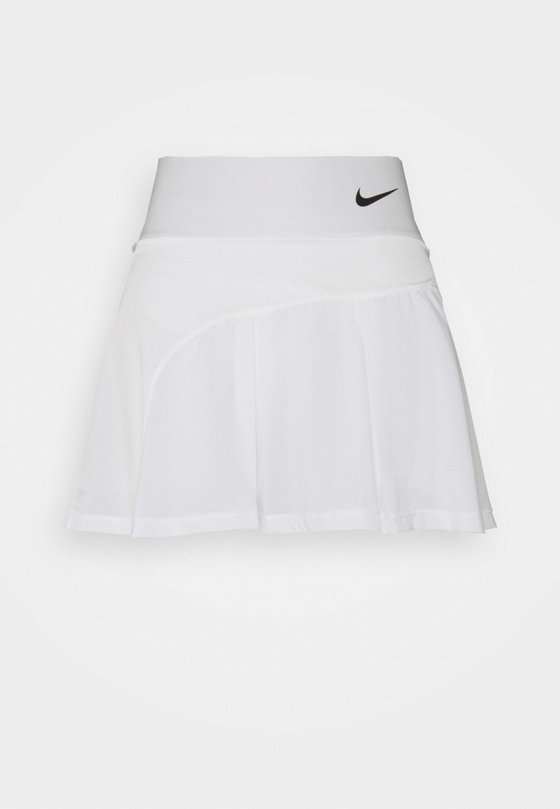 Jupe de sport Nike blanche avec une large ceinture et un logo Nike swoosh noir sur le côté droit de la ceinture.