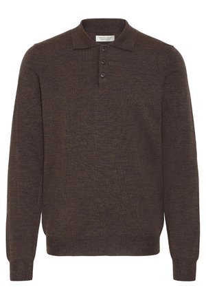 Polo à manches longues en tissu tricoté marron foncé, doté d'un col, de trois boutons au niveau du cou et de poignets côtelés aux manches.