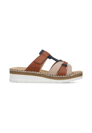Sandale à enfiler ouverte à l'avant avec des brides en cuir marron, beige et marine et une semelle blanche matelassée avec détails de couture.