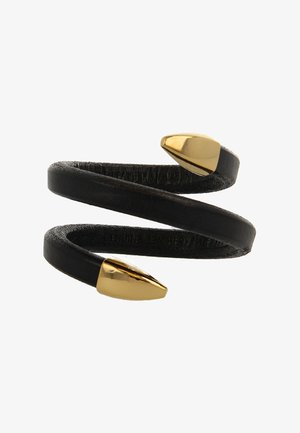 Zwarte echte leren armband met een gedraaide design, voorzien van twee gouden, spitse accenten aan de uiteinden. Glad oppervlak, moderne uitstraling.