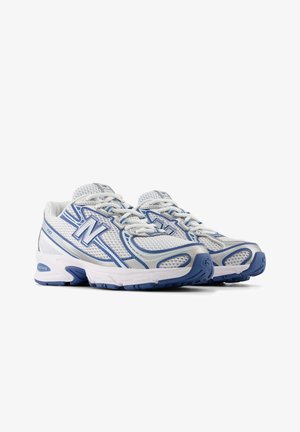 Witte sportschoenen met blauwe accenten, bovenwerk van mesh voor ademend vermogen, rubberen zolen, ronde neus en logo aan de zijkant.