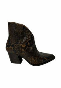 Botín de tobillo con estampado de serpiente marrón y negro, punta puntiaguda, parte superior texturizada, tacón medio de bloque, con pequeña lengüeta en la parte trasera para facilitar su uso.