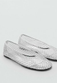 Zilveren mesh ballerina's met een textuur van netachtig patroon en ronde neuzen, met een eenvoudig instapontwerp en platte zolen.