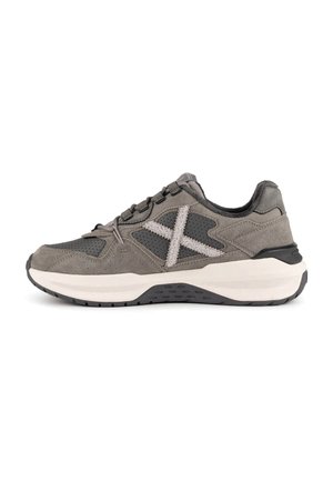 Grijze suède en mesh sneaker met witte zool en getextureerd wit X-design aan de zijkant, gezien vanaf de buitenkant.
