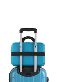 Maleta rígida de color azul claro con superficie texturizada, que cuenta con un asa retráctil y una maleta más pequeña asegurada en la parte superior con una correa negra.