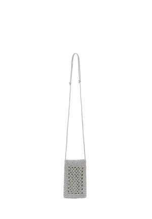 Grå hæklede crossbody taske med rektangulær form, der har et åbent mønster og justerbar rem. Glat tekstur, minimalistisk design.