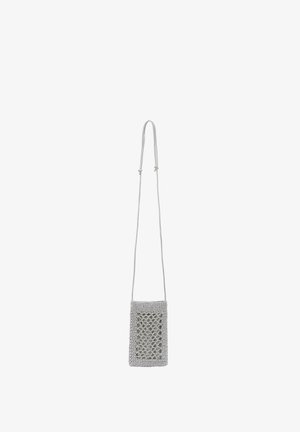 Grå hæklede crossbody taske med rektangulær form, der har et åbent mønster og justerbar rem. Glat tekstur, minimalistisk design.