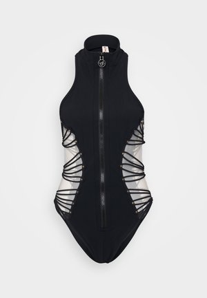 Schwarzes Schwimmbadoutfit mit hohem Kragen und Reißverschluss auf der Vorderseite. Besitzt durchsichtige Seitenteile mit überkreuzten Trägern und dekorativen Nieten.