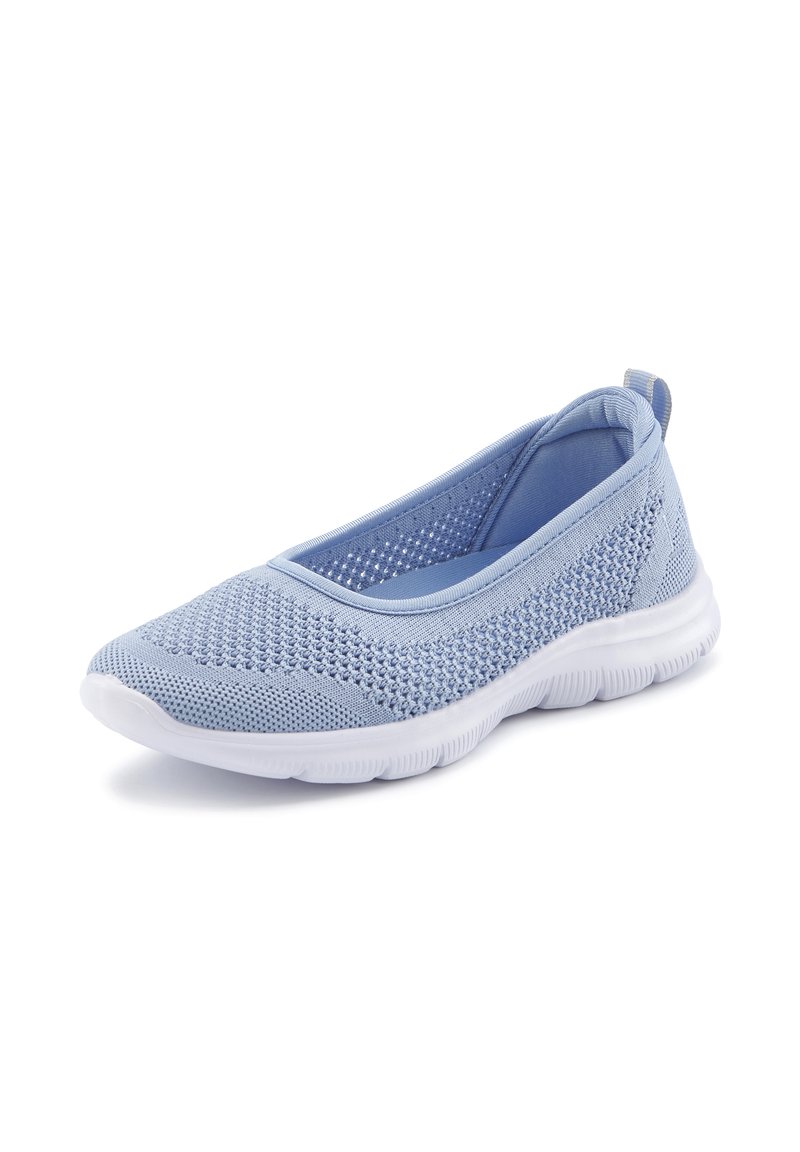 Hellblaue Mesh-Schlupfschuhe mit einer strukturierten oberen Seite, flexibler weißer Gummisohle und einer Schlaufe an der Ferse für einfaches Anziehen.