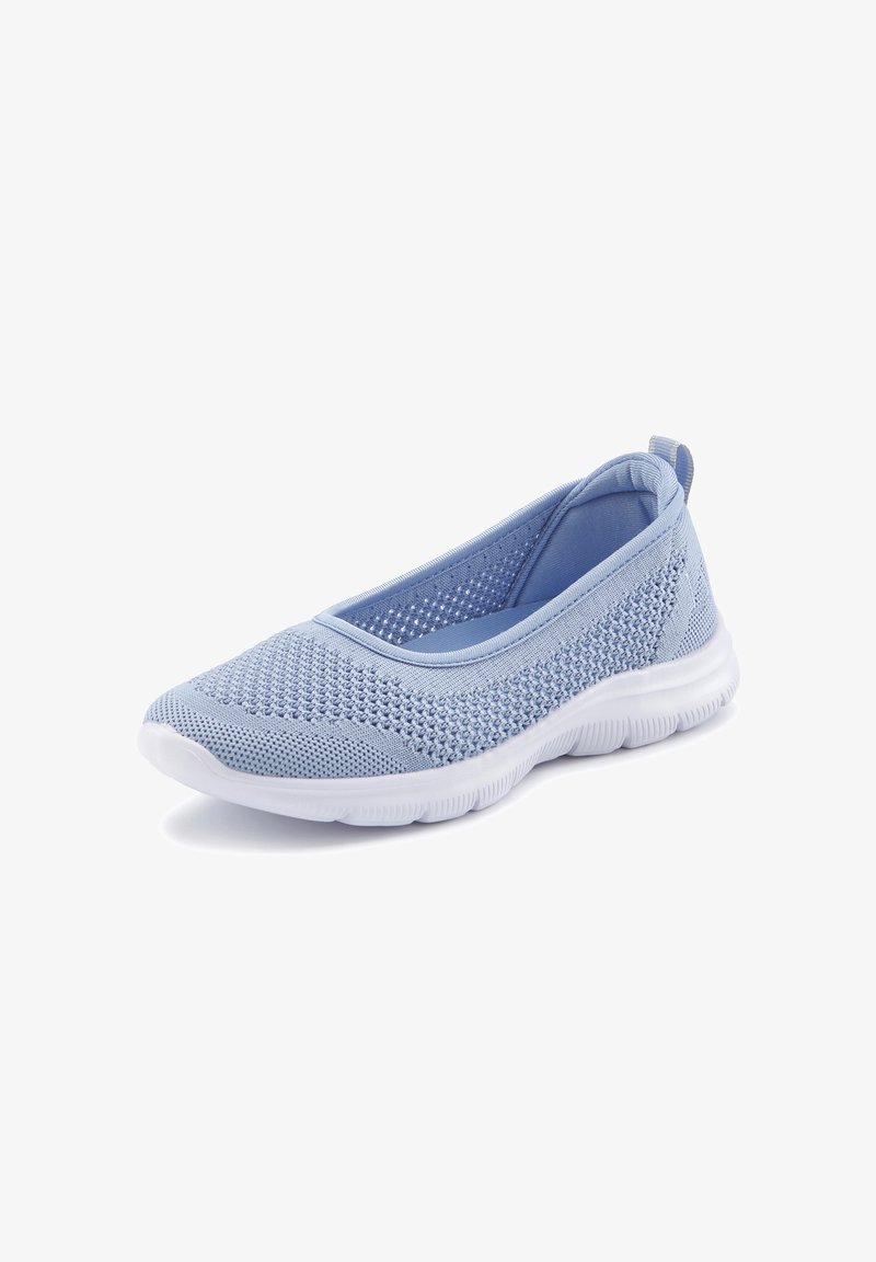 Hellblaue Mesh-Schlupfschuhe mit einer strukturierten oberen Seite, flexibler weißer Gummisohle und einer Schlaufe an der Ferse für einfaches Anziehen.