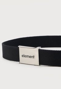 Μαύρη υφασμάτινη ζώνη με ασημένια μεταλλική αγκράφα χαραγμένη με τη λέξη "element" σε απλό λευκό φόντο.