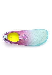 Lila zu Aqua Ombre Slipper mit hexagonal strukturiertem Design, gelber Innensohle und pinkem Akzentriemen mit Punkten.
