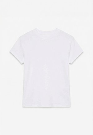 Απλό λευκό βαμβακερό μπλουζάκι με κοντά μανίκια και στρογγυλή λαιμόκοψη, απλωμένο επίπεδα σε λευκό φόντο.