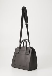 Borsa nera textured con doppi manici, tracolla staccabile e pannello frontale piatto con accenti argentati. Forma rettangolare.