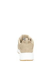 Beige suède sneaker met geperforeerde accenten, gewatteerde kraag en een witte tussenzool met een gestructureerde rubberen buitenzool. Achteraanzicht weergegeven.