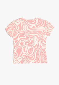 Korte ærmer, tætsiddende T-shirt i pink med cremefarvet abstrakt bølgemønster. Ribbet tekstur, rund hals og ingen synlig hardware.