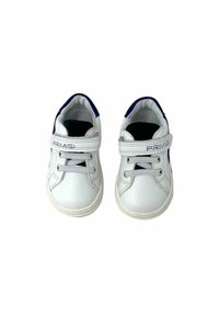 Sneaker sintetiche bianche con accenti blu navy. Presentano una fascia con chiusura a velcro e lacci elasticizzati. Superficie liscia con punta rinforzata.